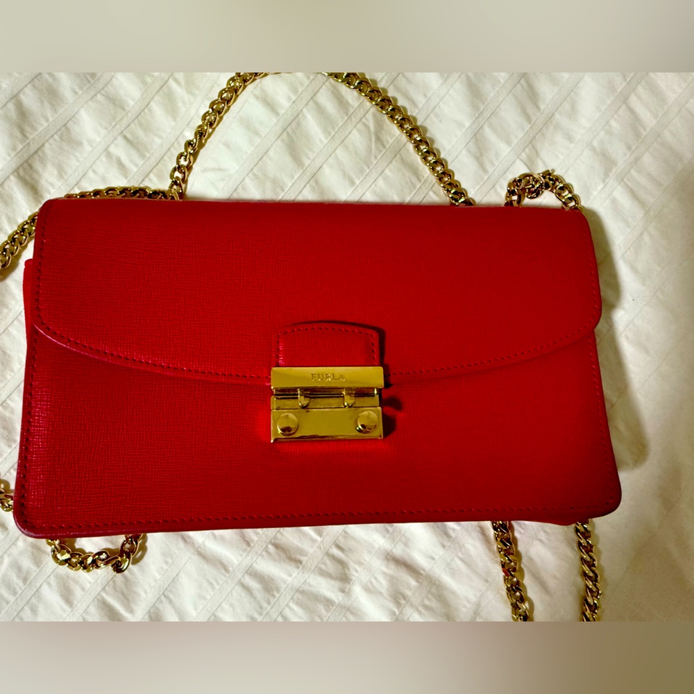 Elegant Red Clutch with Gold Chain